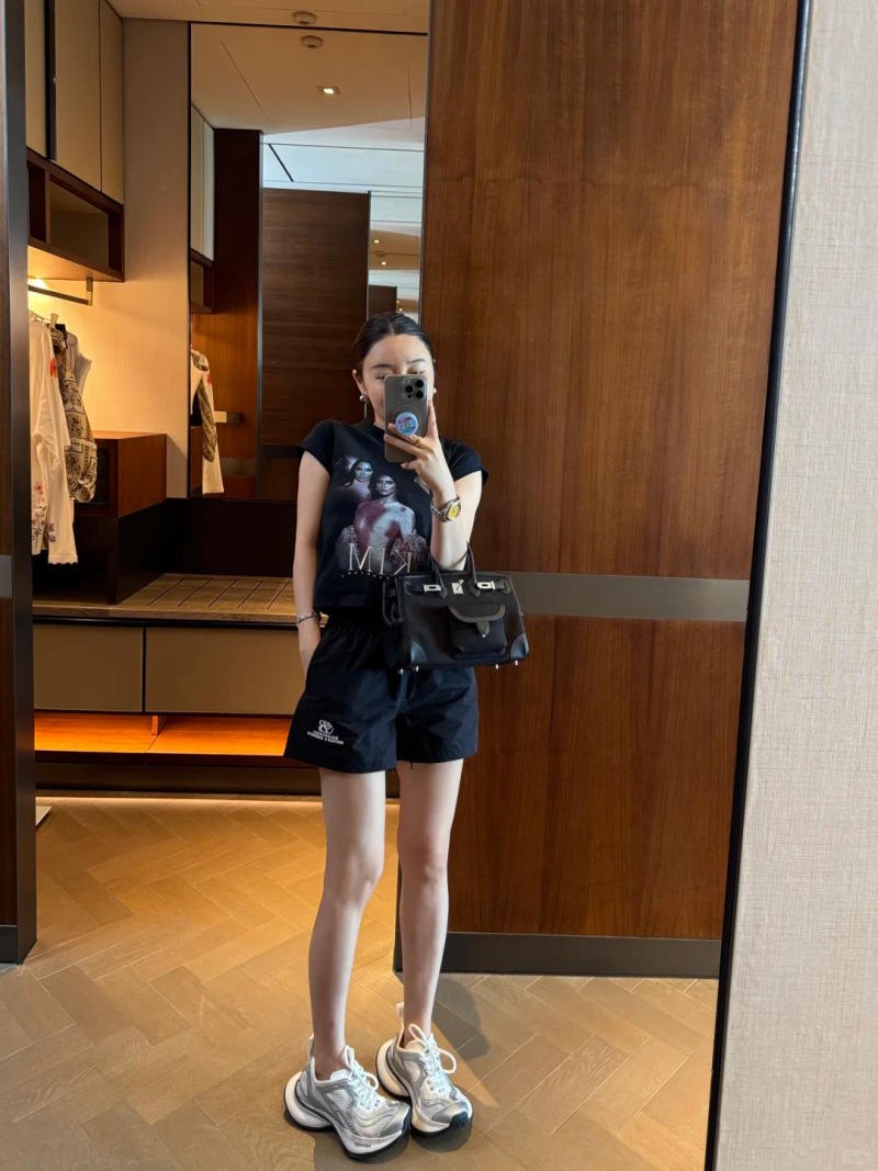 6. Áo phông graphic đen + quần short đen + giày Balenciaga Triple S bạc