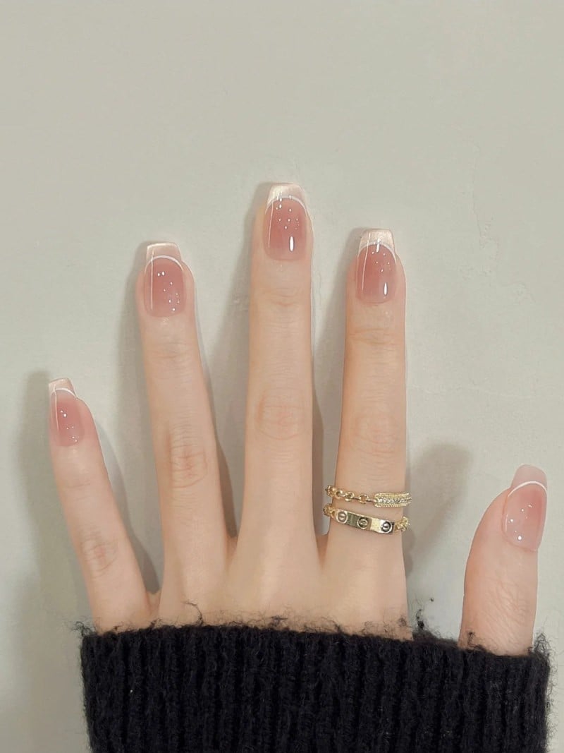 mẫu nail sơn french đầu móng trắng