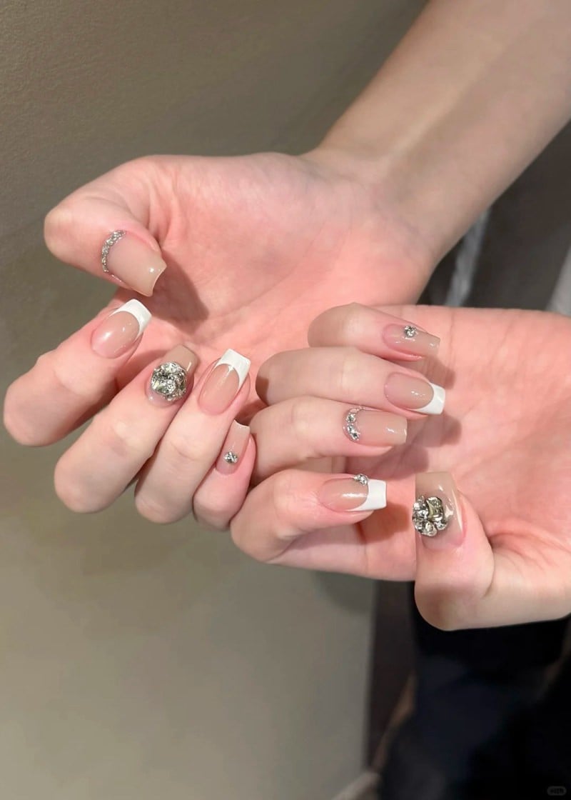 mẫu nail sơn french đầu móng trắng