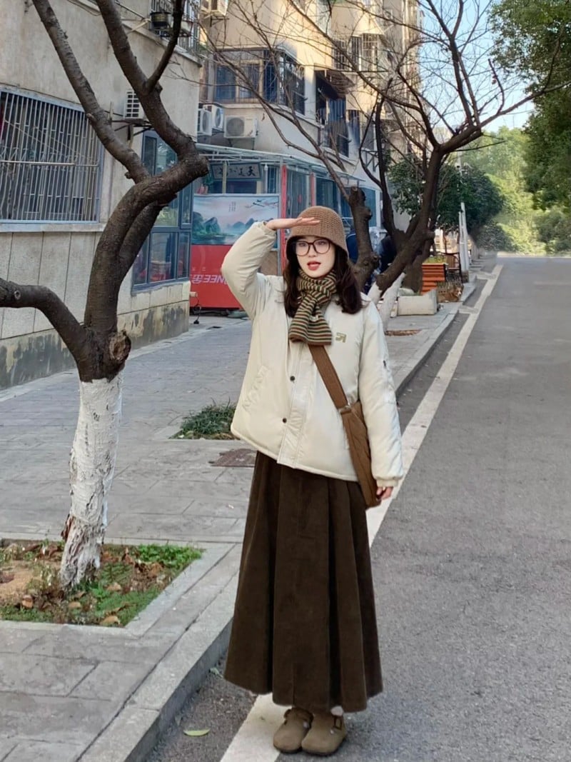 chân váy màu nâu mặc với áo gì