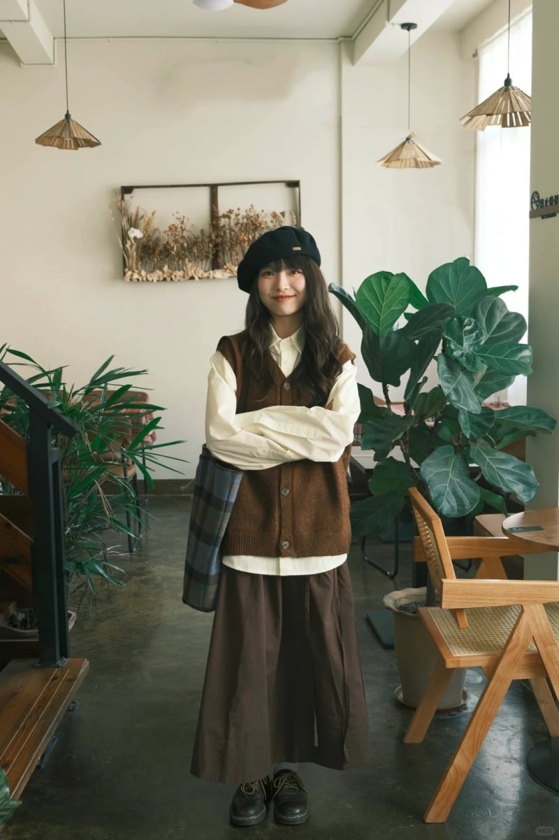 chân váy màu nâu mặc với áo gì