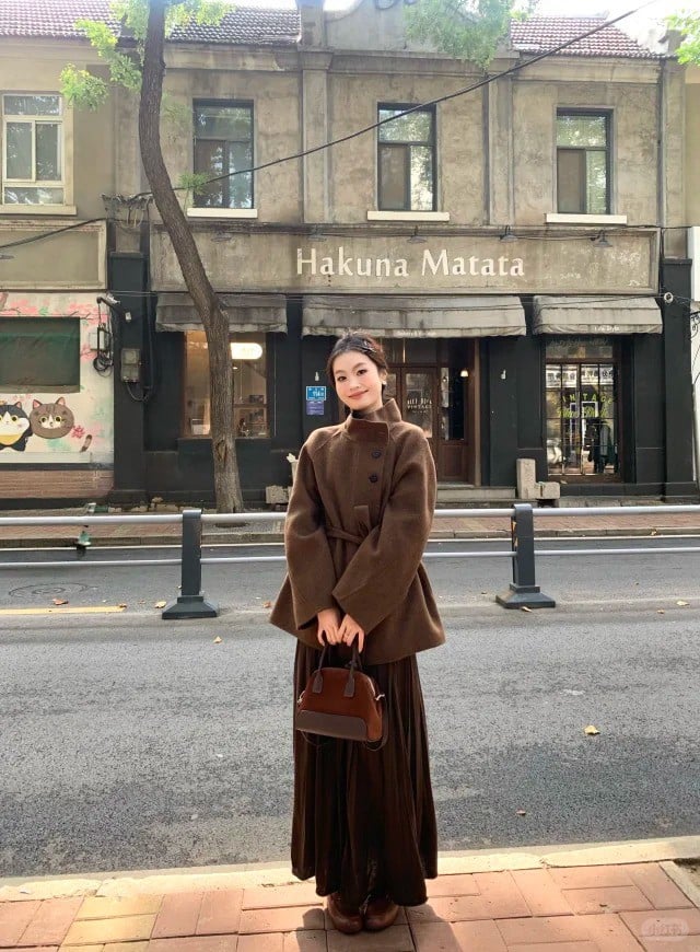 chân váy màu nâu mặc với áo gì