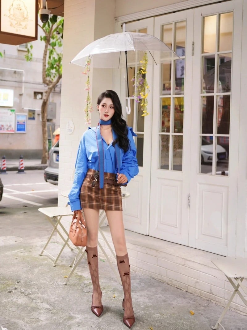 chân váy màu nâu mặc với áo gì