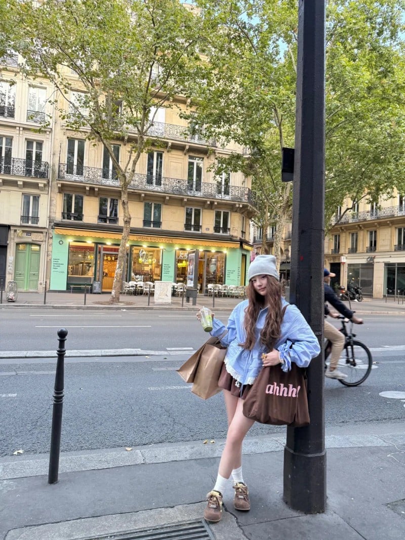 chân váy màu nâu mặc với áo gì