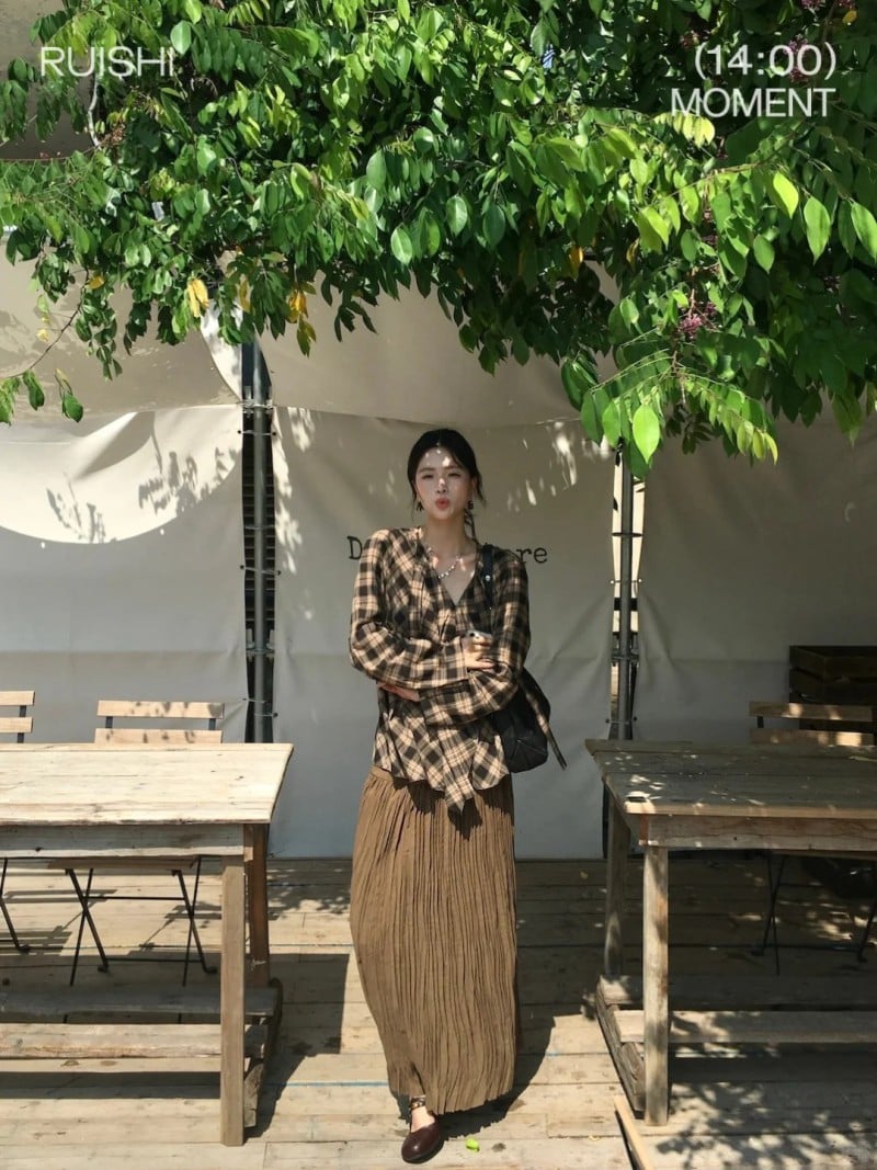 chân váy màu nâu mặc với áo gì