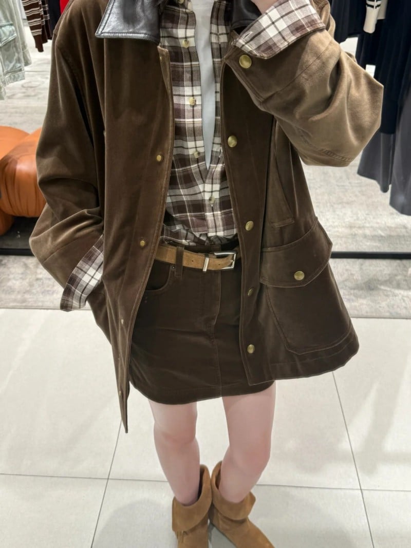 chân váy màu nâu mặc với áo gì