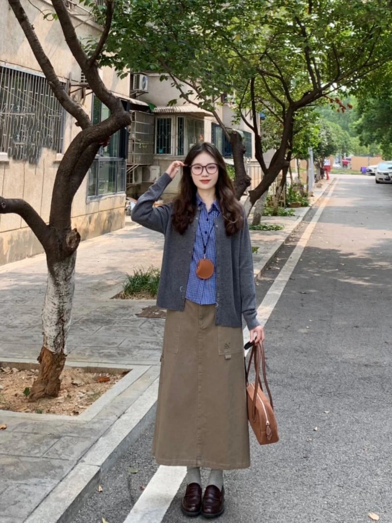 chân váy màu nâu mặc với áo gì