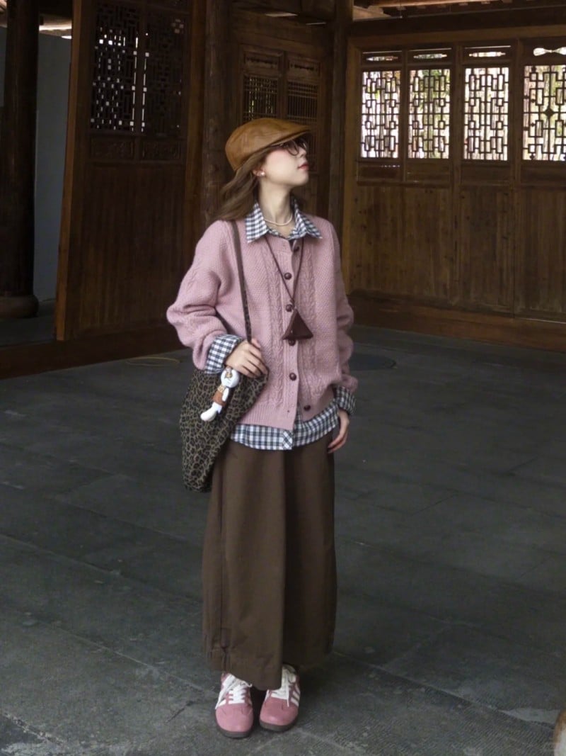 chân váy màu nâu mặc với áo gì