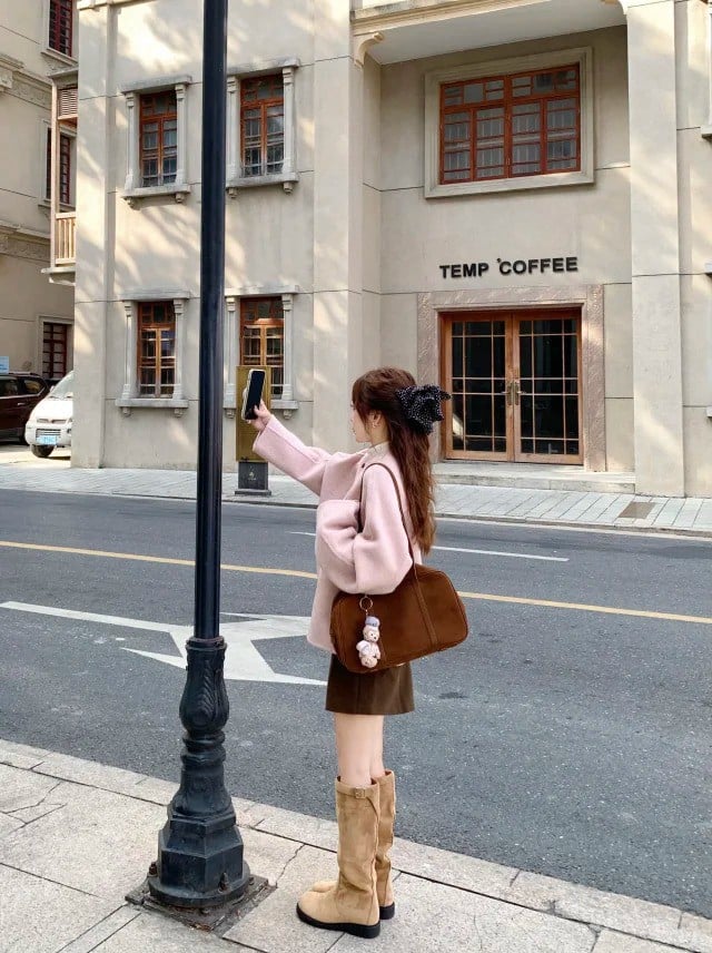 chân váy màu nâu mặc với áo gì