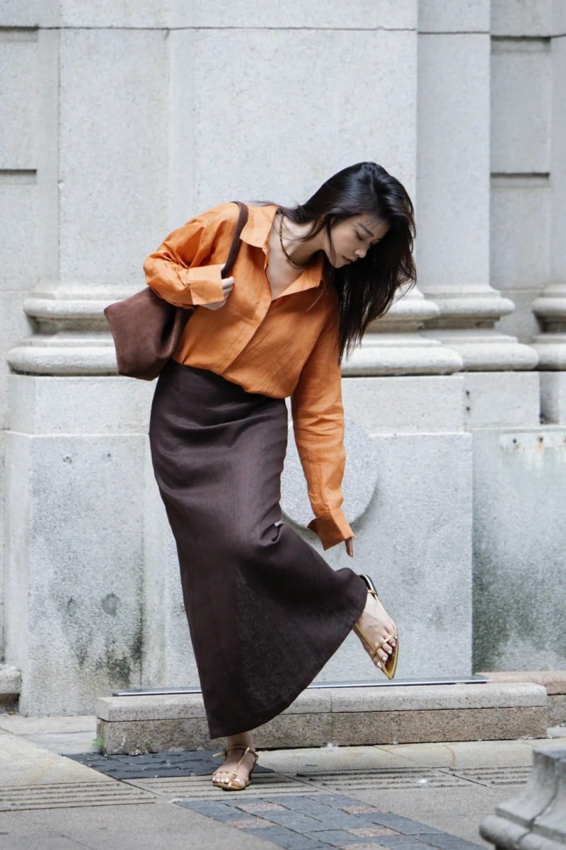 chân váy màu nâu mặc với áo gì