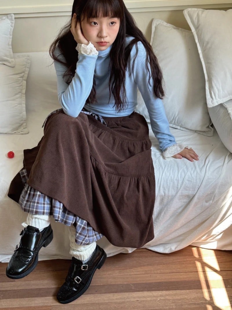 chân váy màu nâu mặc với áo gì