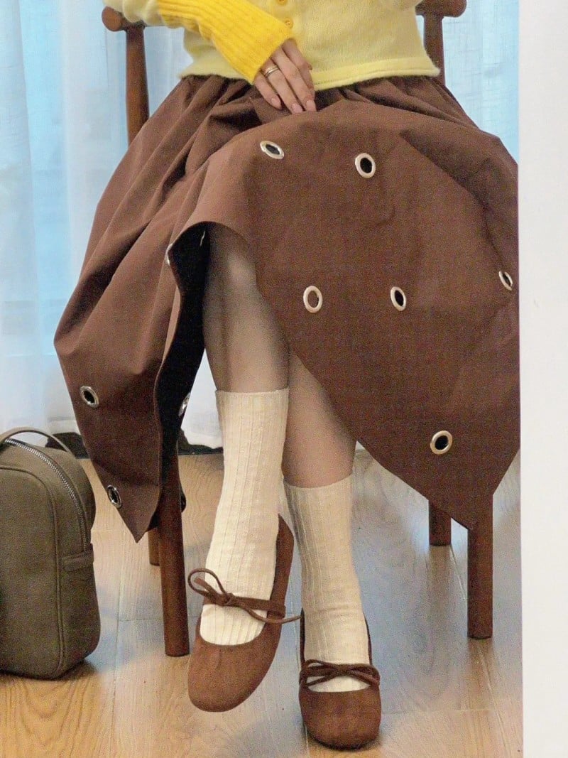 chân váy màu nâu mặc với áo gì