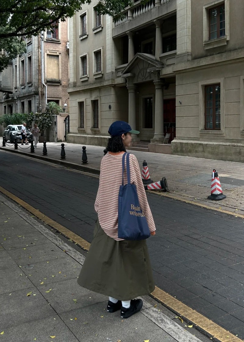 phối đồ với áo thun dài tay kẻ ngang