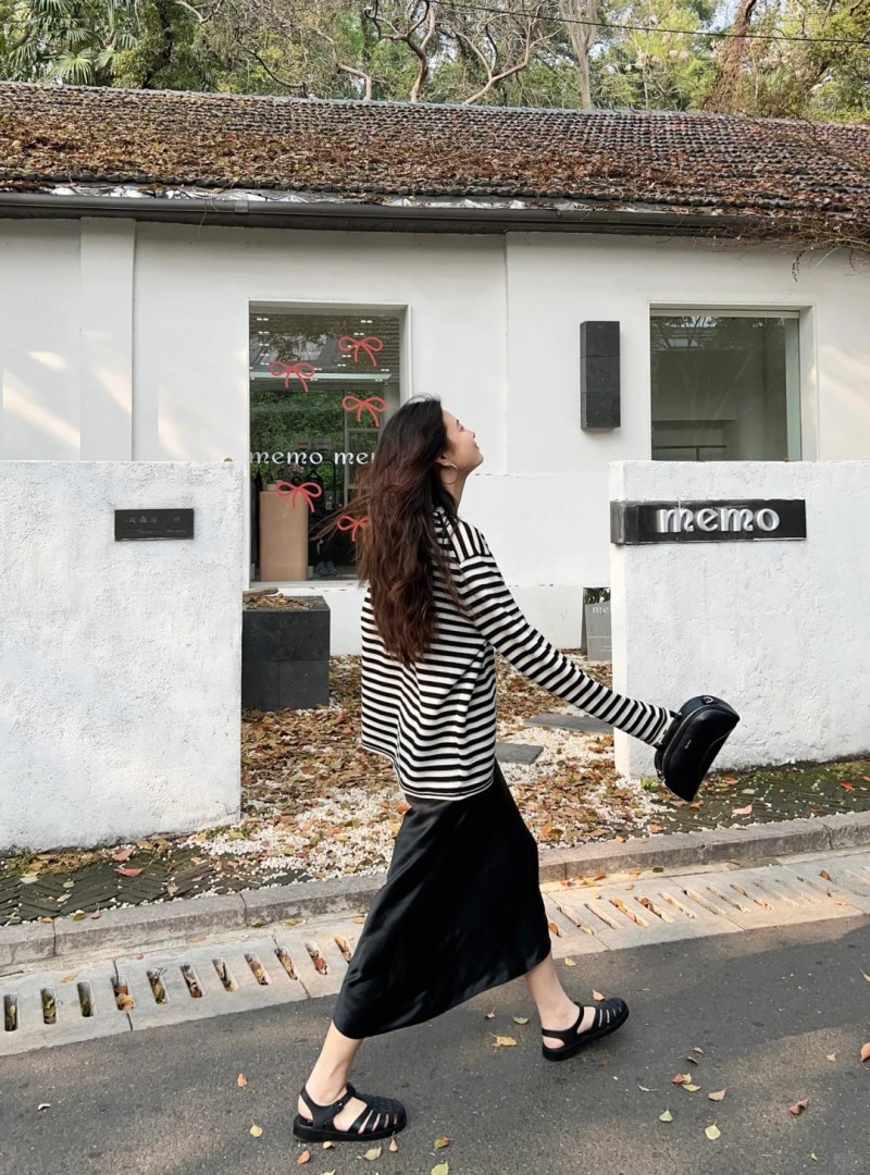 phối đồ với áo thun dài tay kẻ ngang