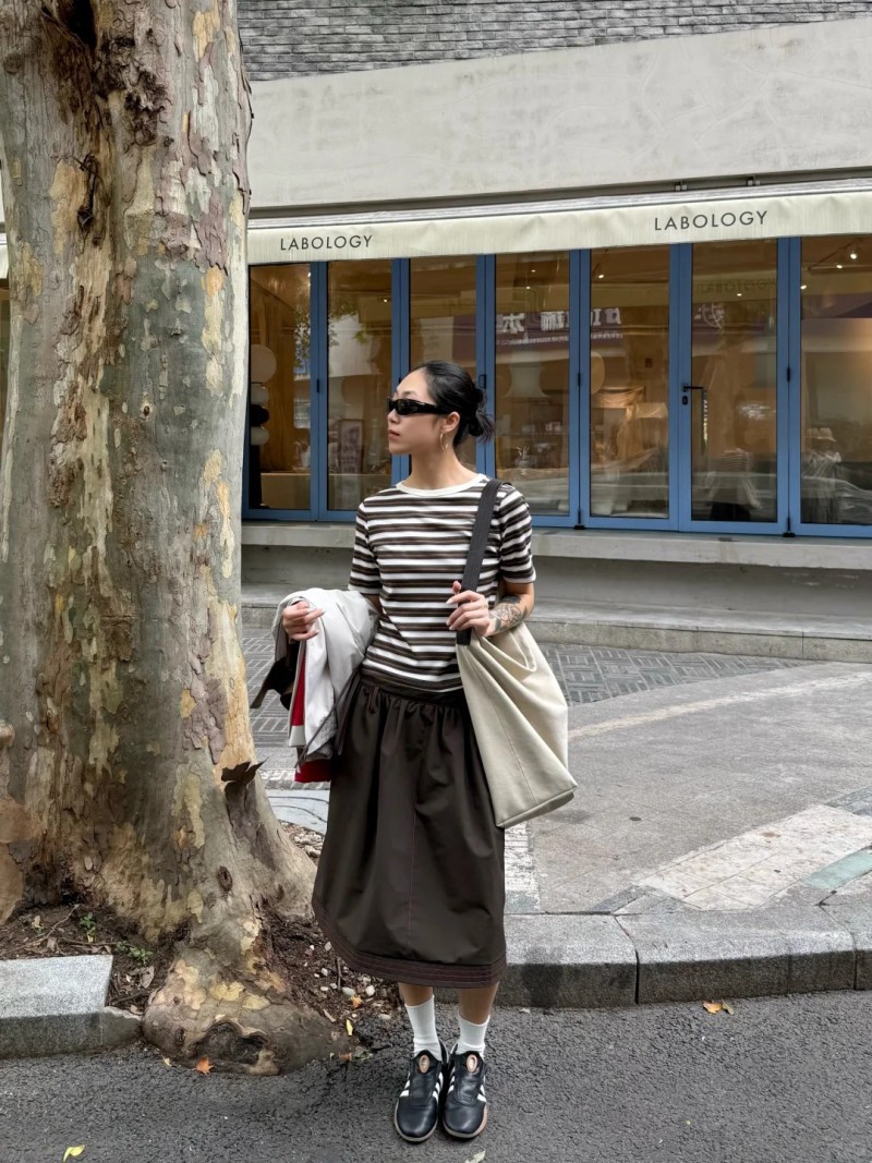 phối đồ với áo thun dài tay kẻ ngang