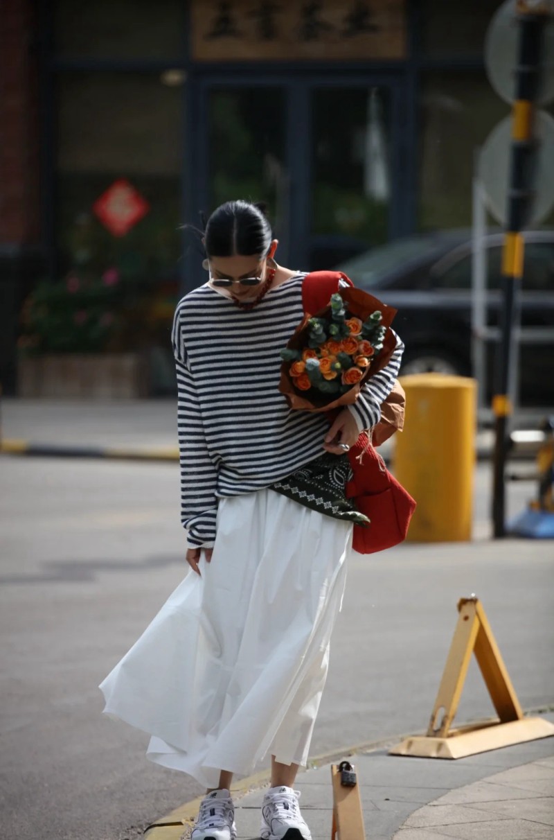 phối đồ với áo thun dài tay kẻ ngang