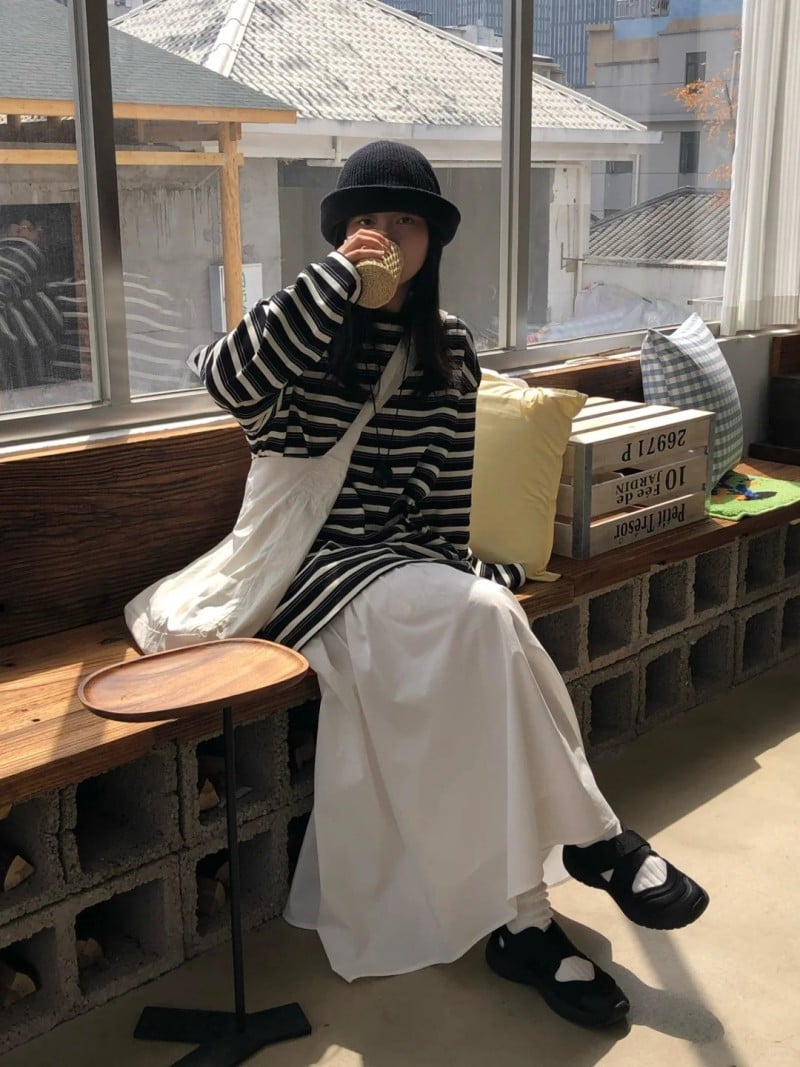 phối đồ với áo thun dài tay kẻ ngang