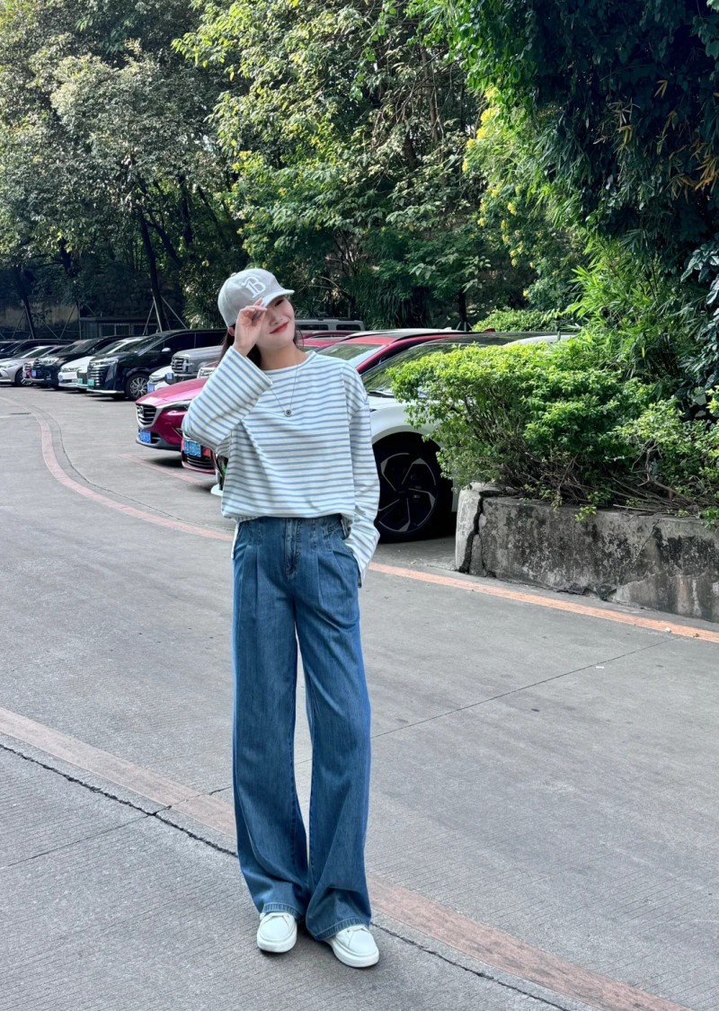phối đồ với áo thun dài tay kẻ ngang