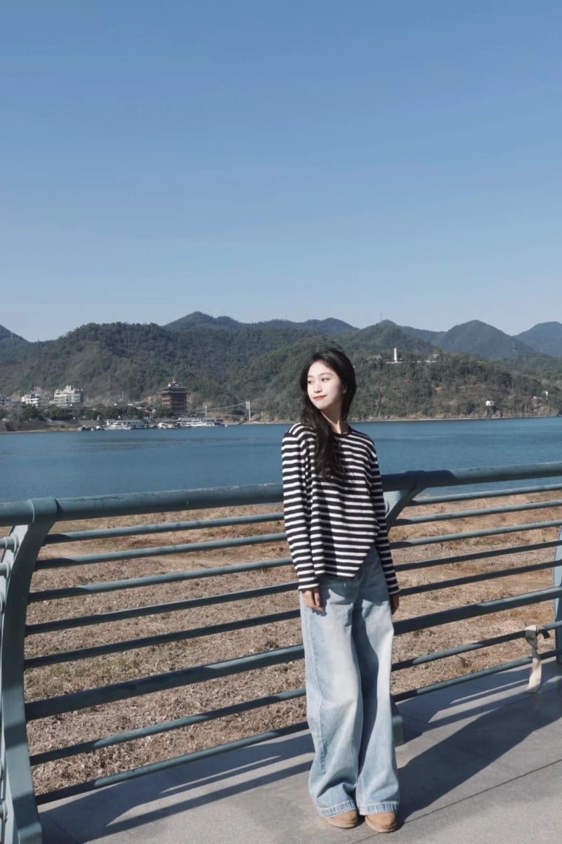 phối đồ với áo thun dài tay kẻ ngang