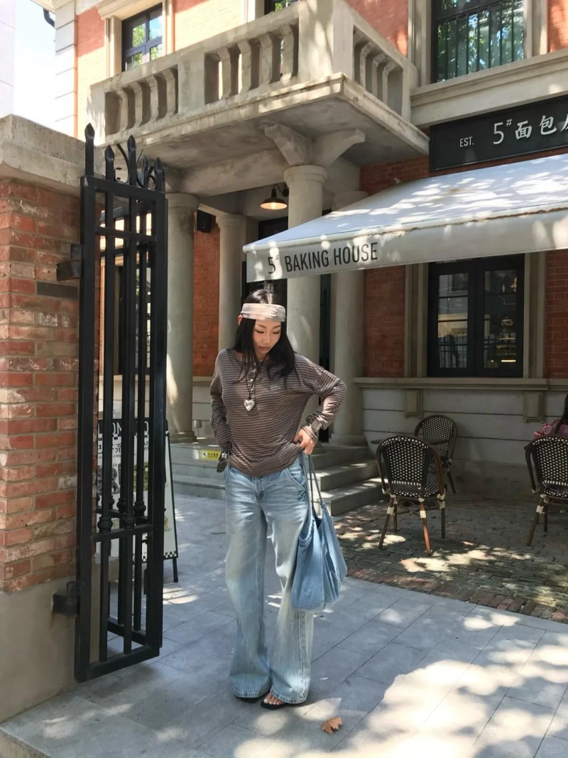 phối đồ với áo thun dài tay kẻ ngang