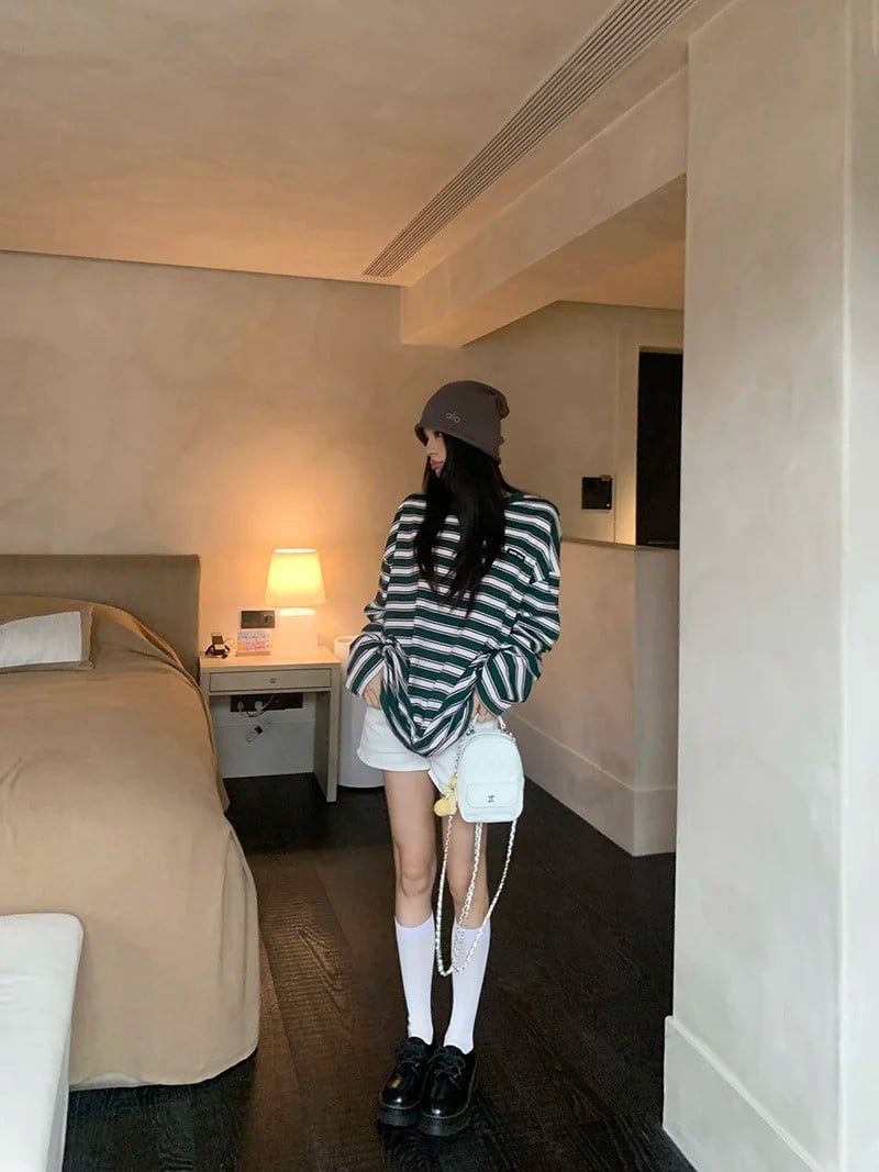 phối đồ với áo thun dài tay kẻ ngang