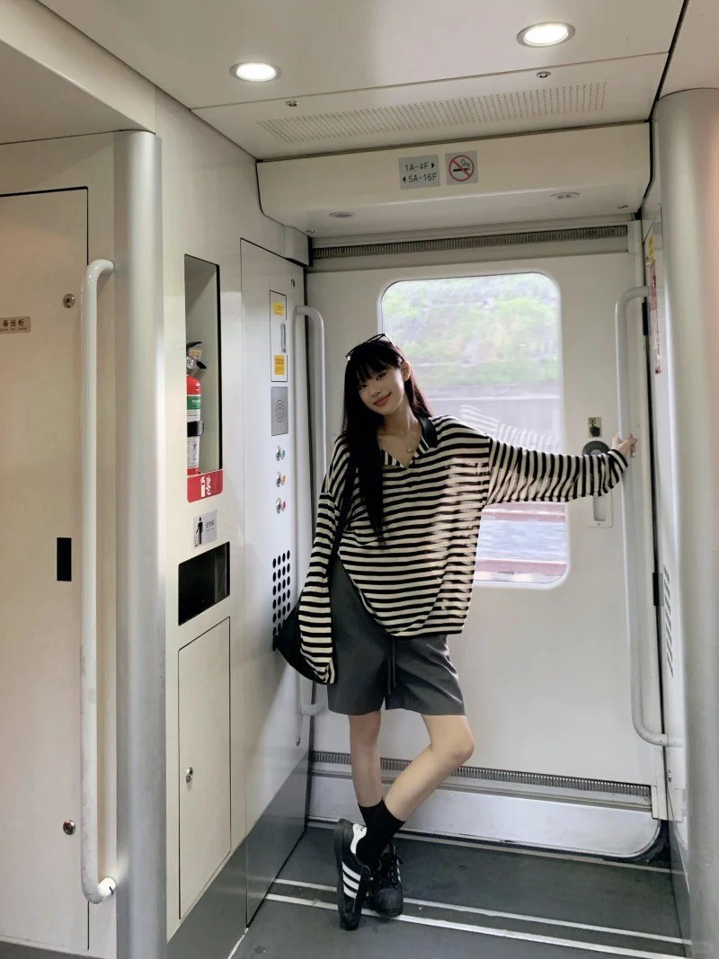 phối đồ với áo thun dài tay kẻ ngang