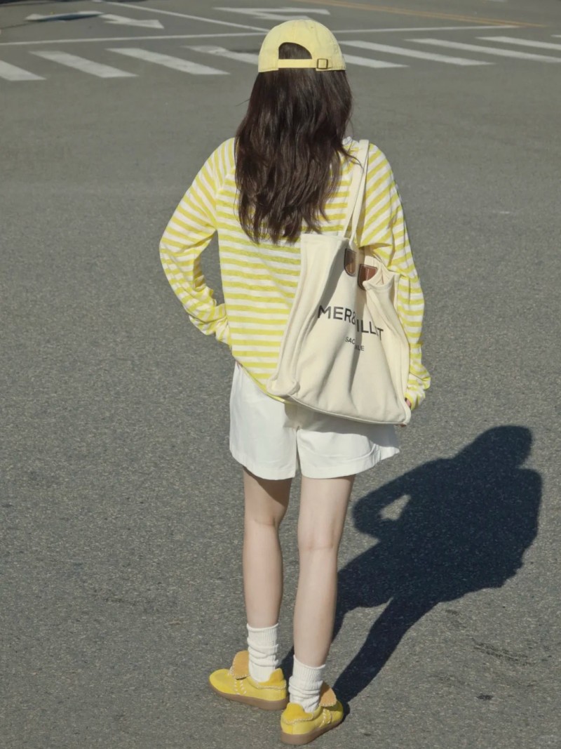 phối đồ với áo thun dài tay kẻ ngang