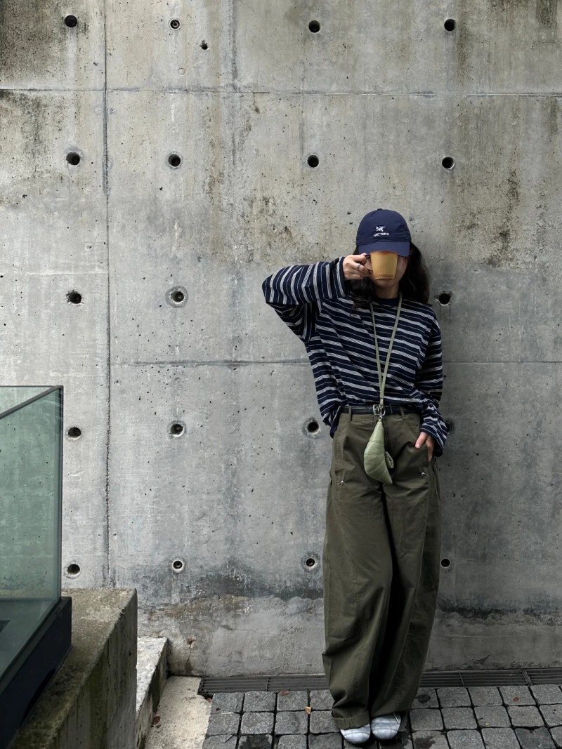 phối đồ với áo thun dài tay kẻ ngang