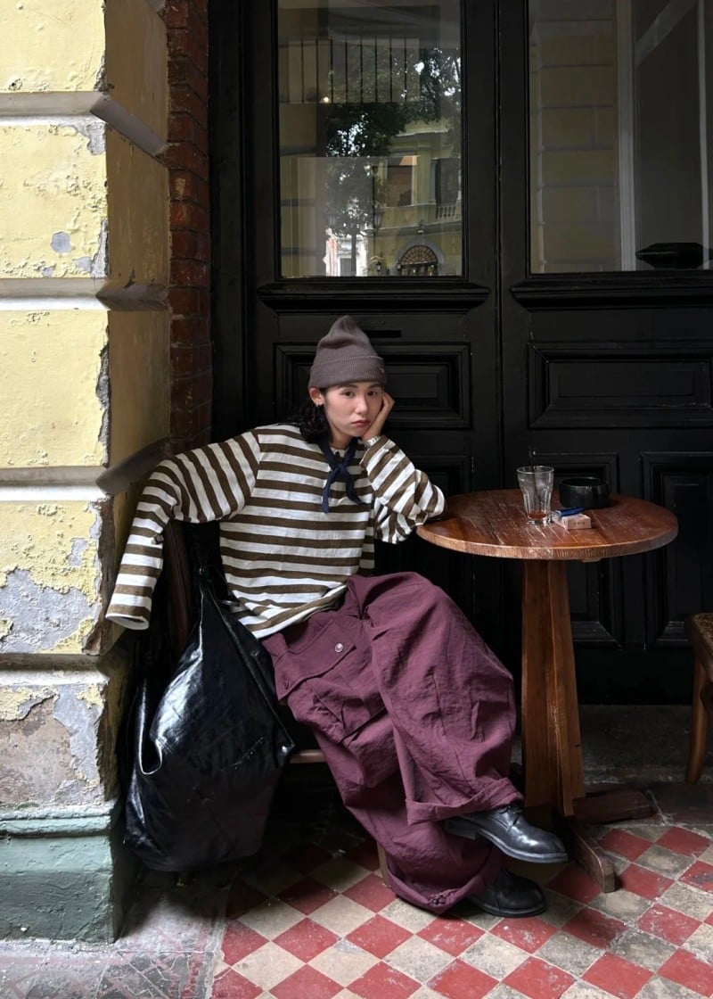 phối đồ với áo thun dài tay kẻ ngang