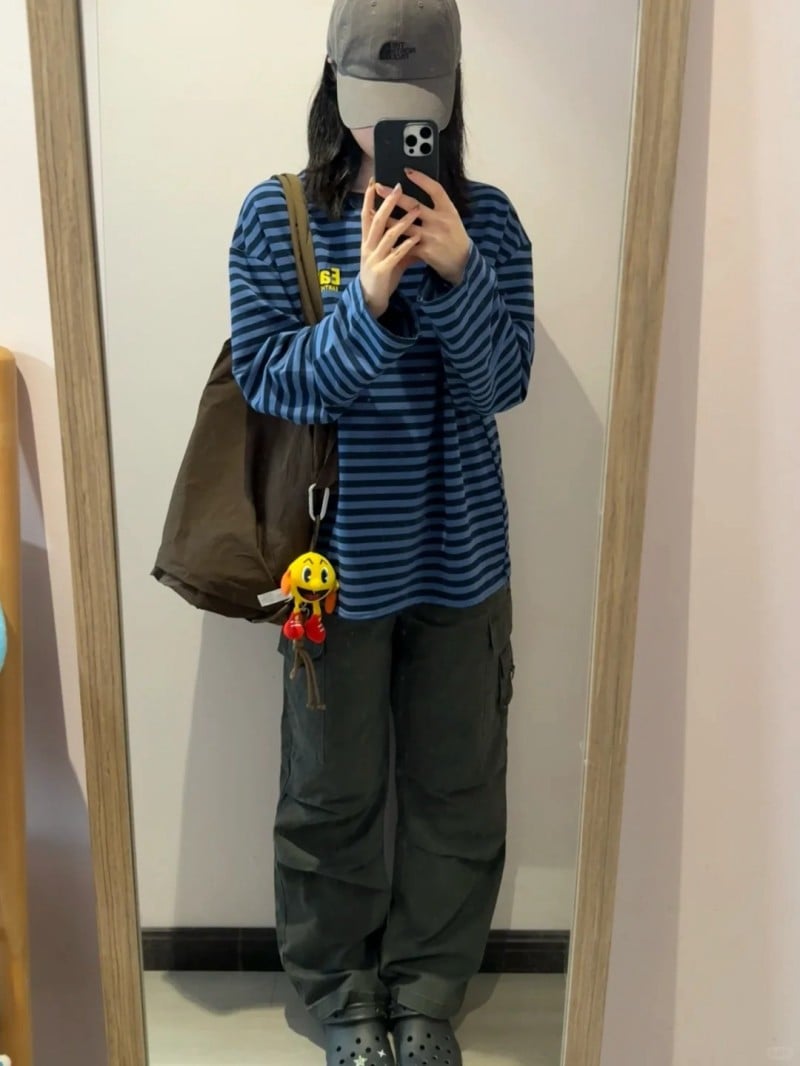 phối đồ với áo thun dài tay kẻ ngang