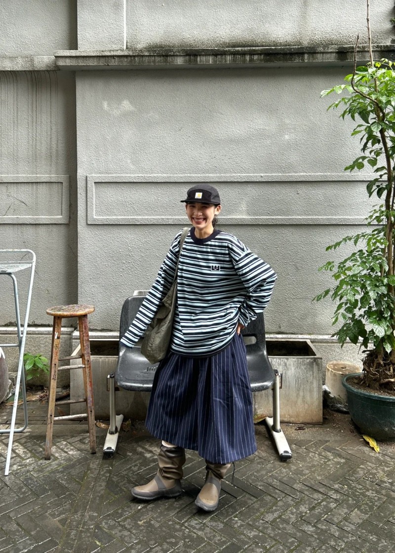 phối đồ với áo thun dài tay kẻ ngang