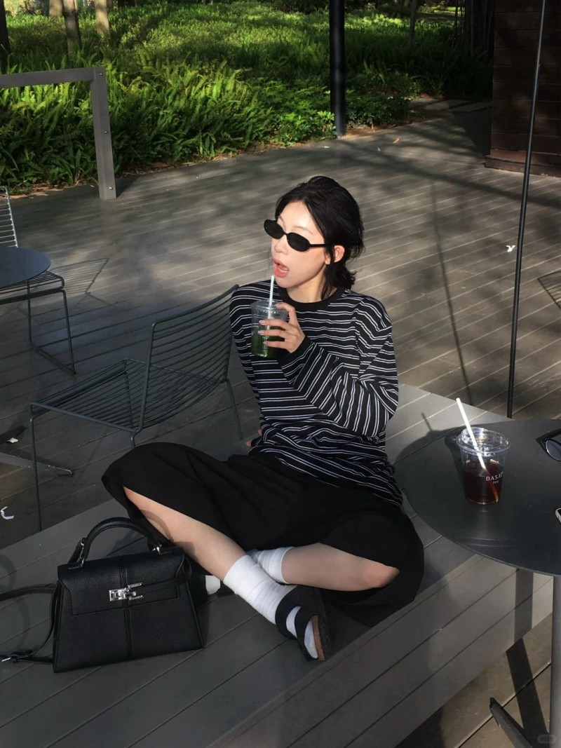 phối đồ với áo thun dài tay kẻ ngang