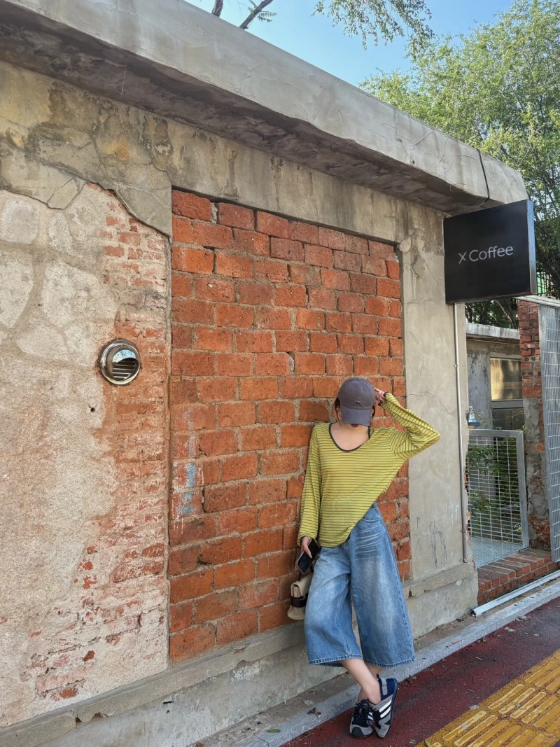 phối đồ với áo thun dài tay kẻ ngang