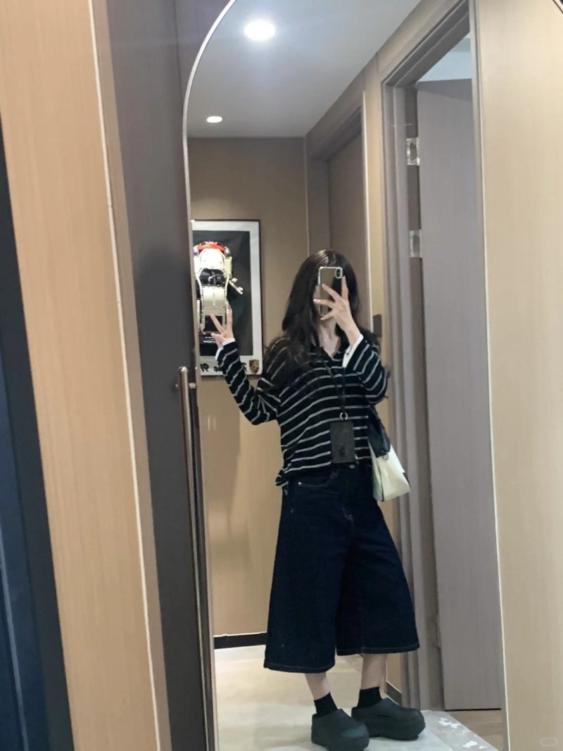 phối đồ với áo thun dài tay kẻ ngang