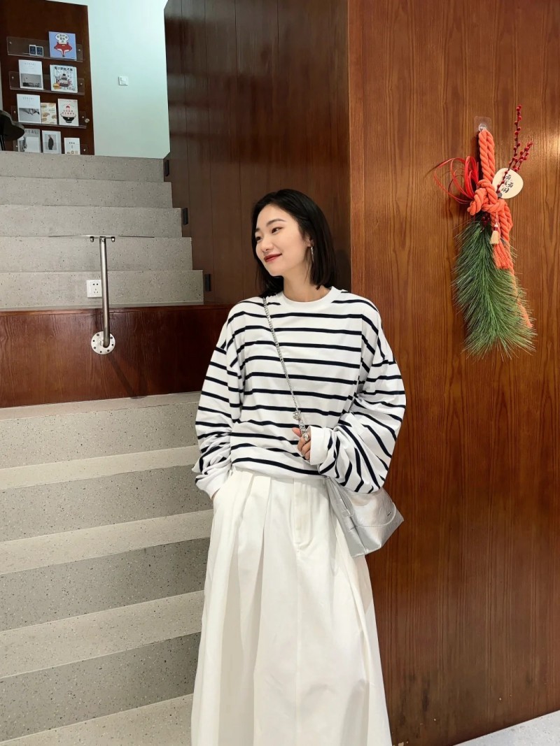 phối đồ với áo thun dài tay kẻ ngang