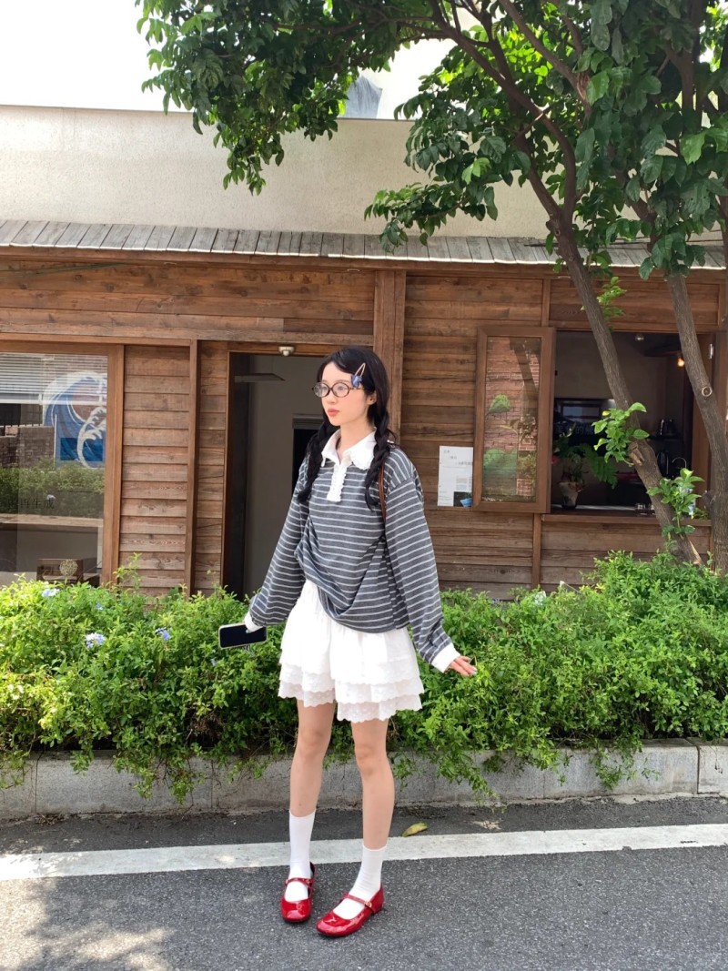 phối đồ với áo thun dài tay kẻ ngang