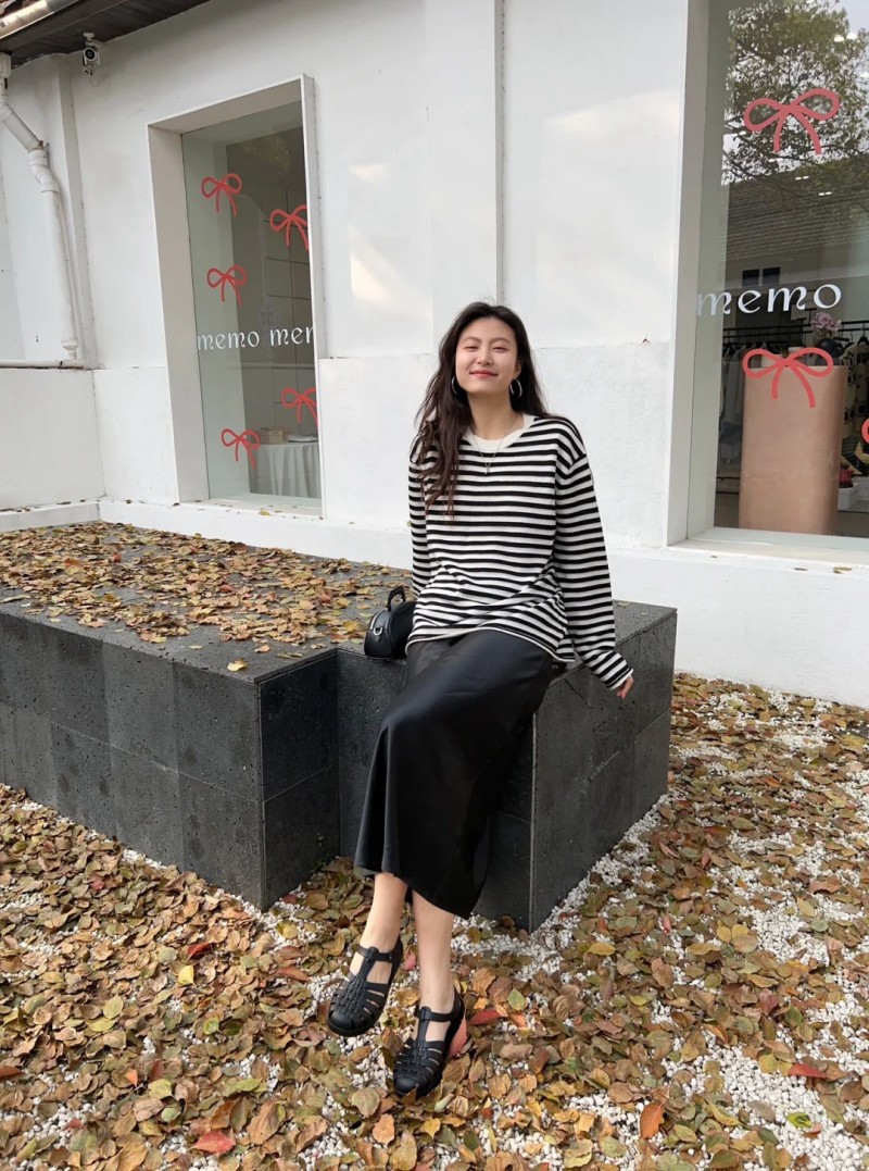 phối đồ với áo thun dài tay kẻ ngang