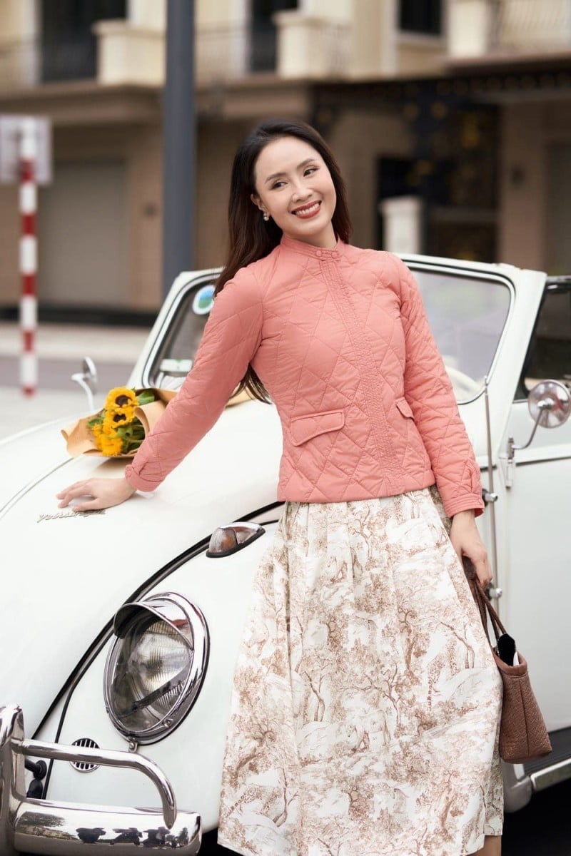 chân váy xòe kết hợp với áo gì