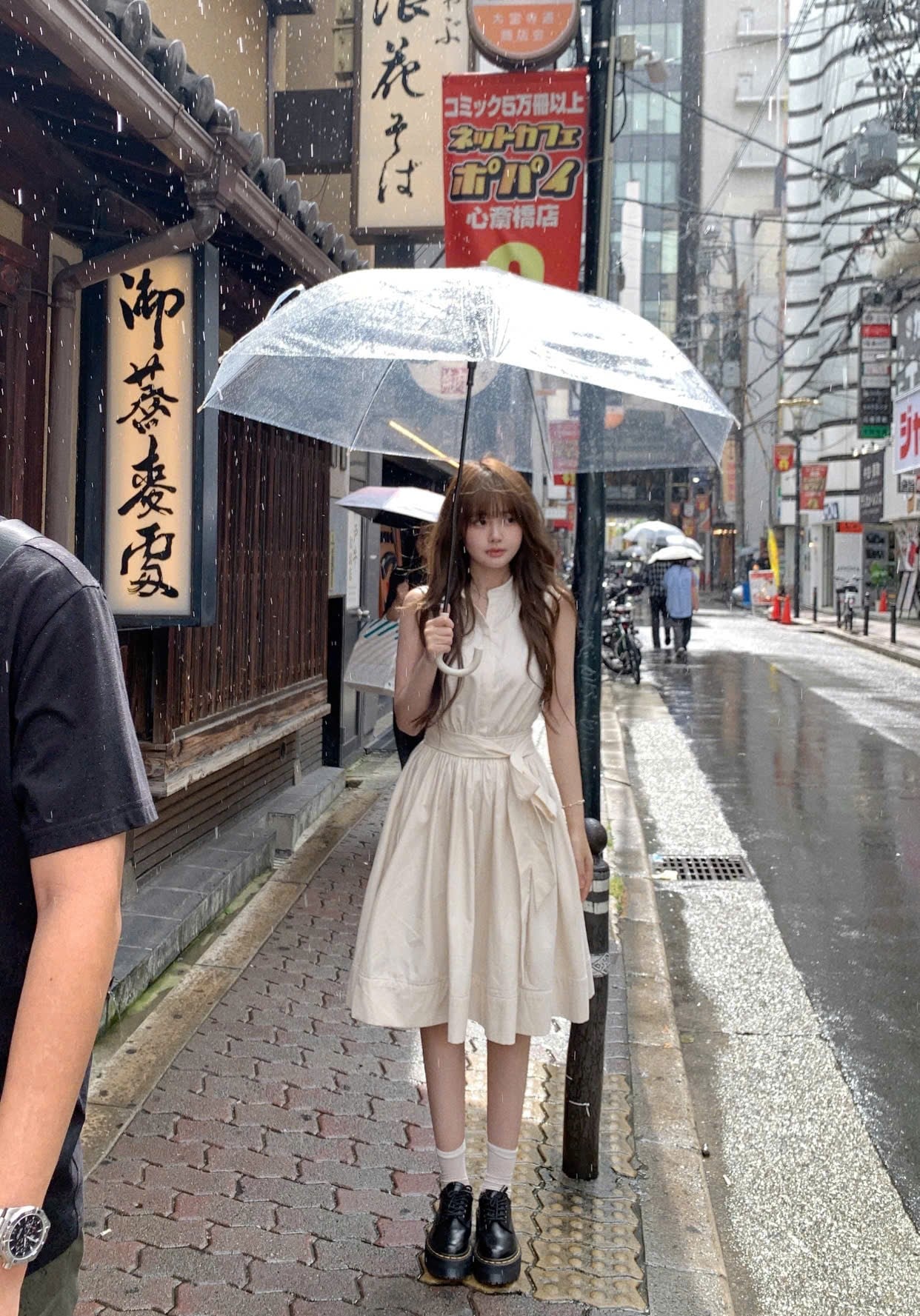 Thanh lịch và cổ điển trong chiếc đầm màu kem