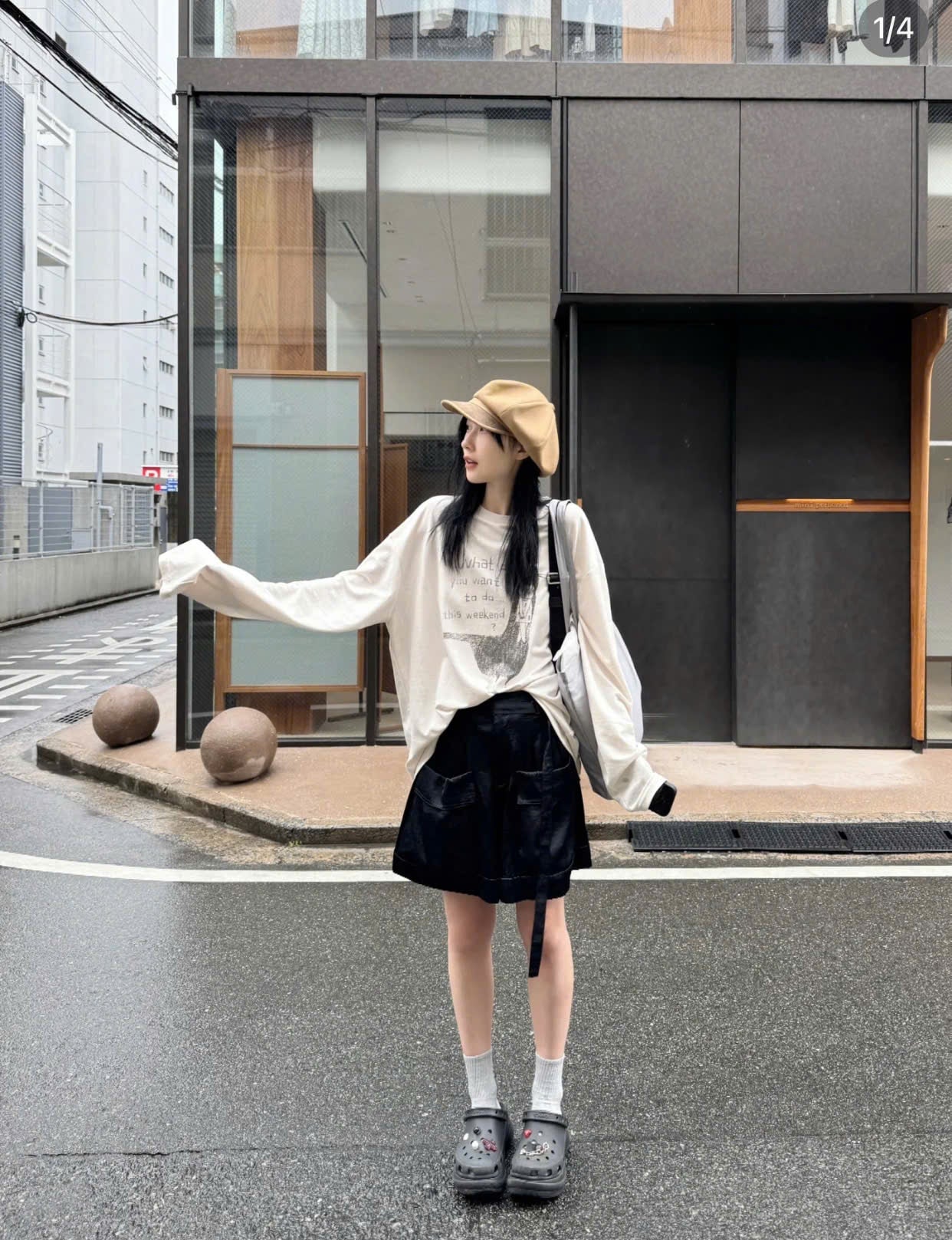 Street style cá tính cùng Crocs và chân váy đen