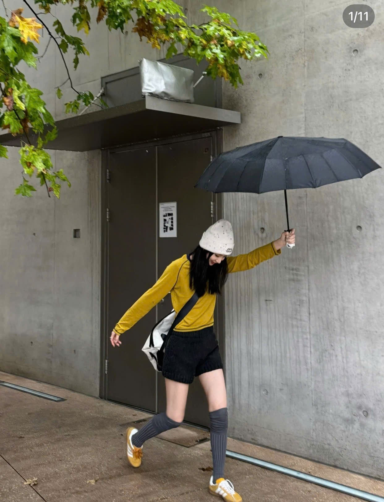 Năng lượng tích cực với áo vàng và tất cao cổ