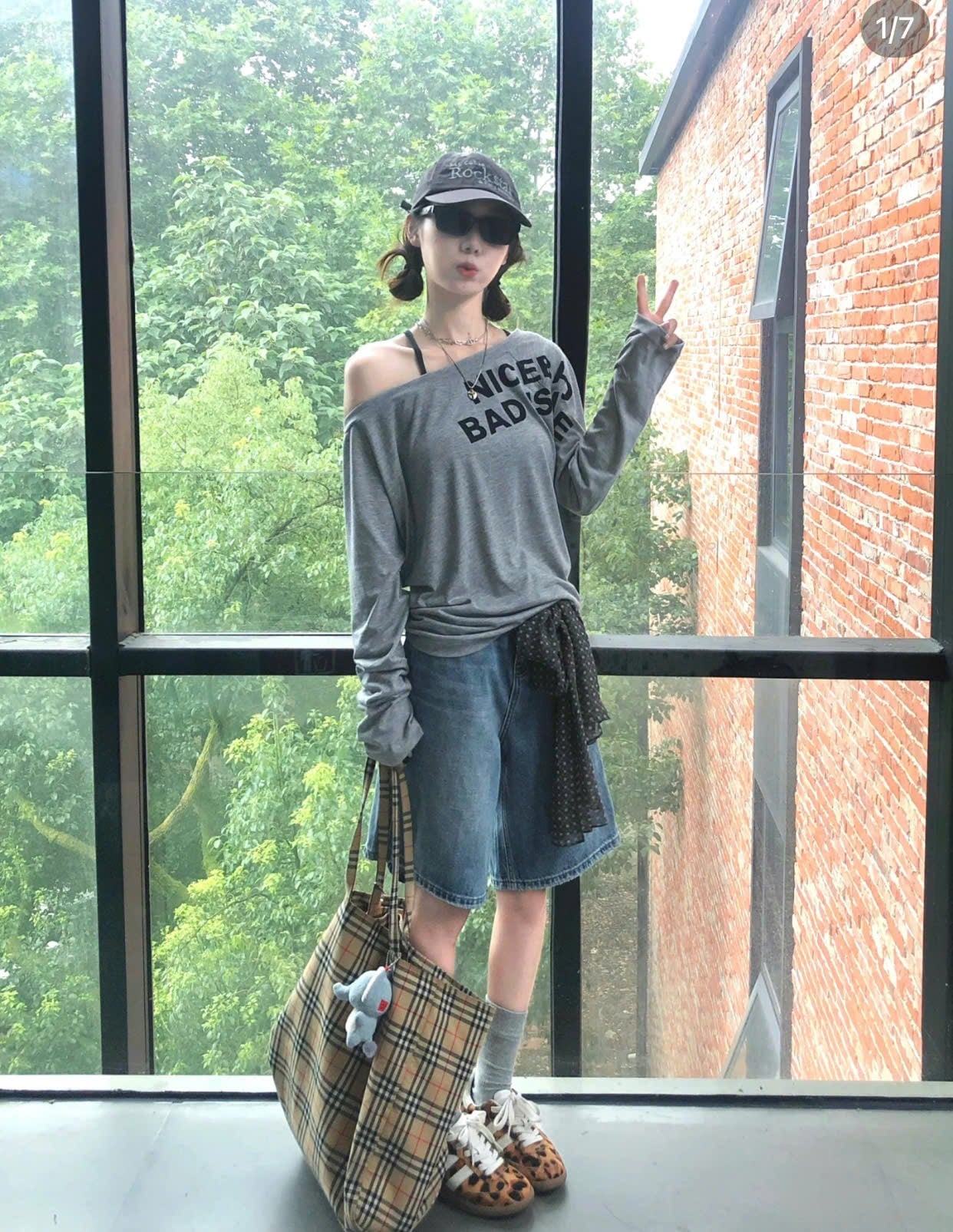 Nét quyến rũ phóng khoáng với áo lệch vai