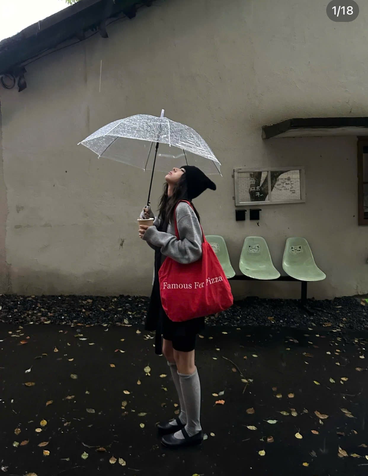 Ấm áp và dễ thương với sweater xám và tất cao cổ