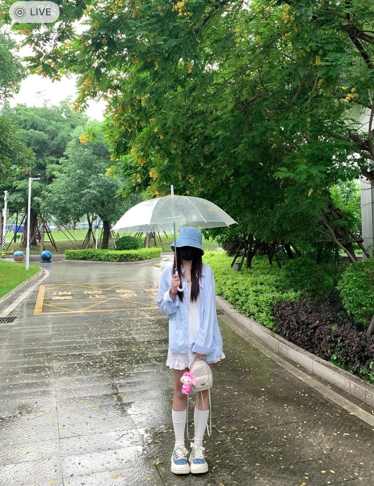 Nữ tính và mơ màng với layer áo sơ mi xanh