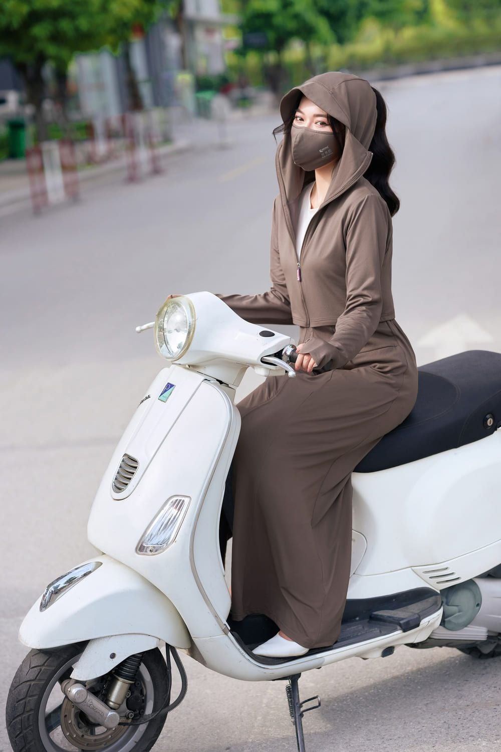cách mặc váy ngắn đi xe máy