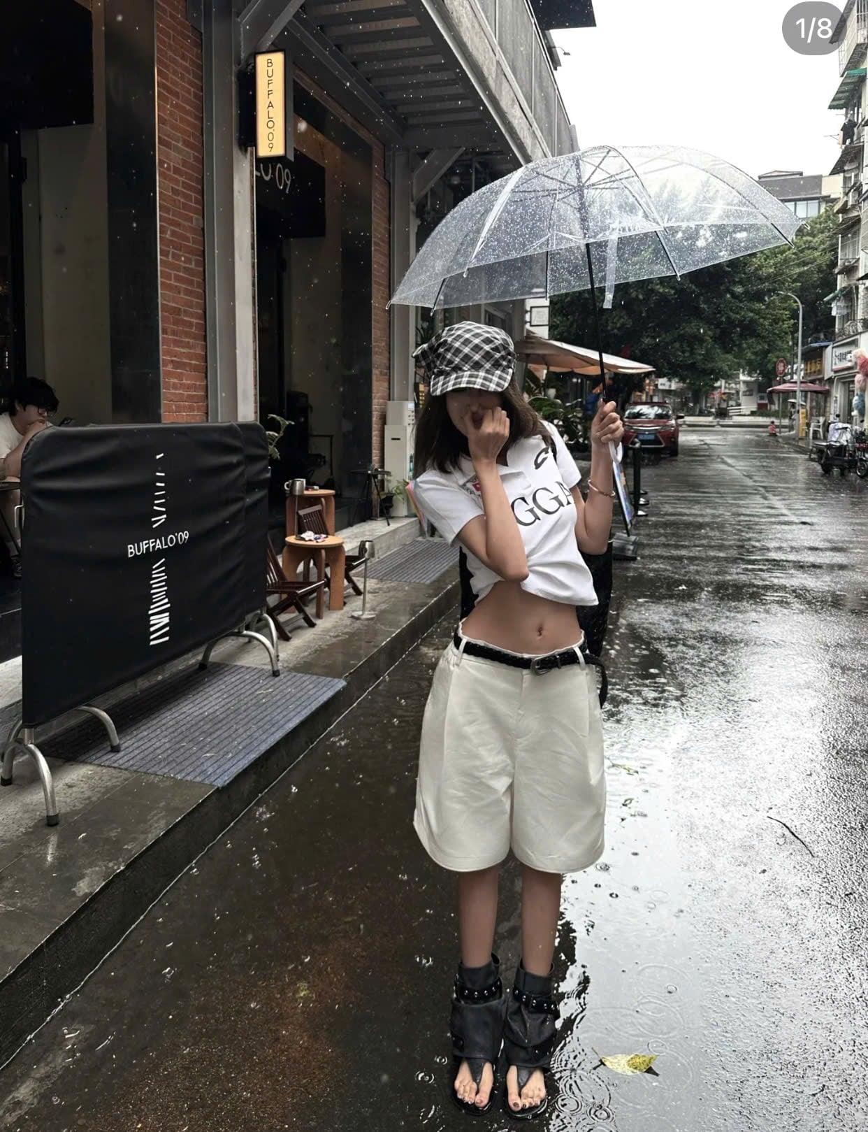 Táo bạo và phá cách cùng quần ống rộng và sandal