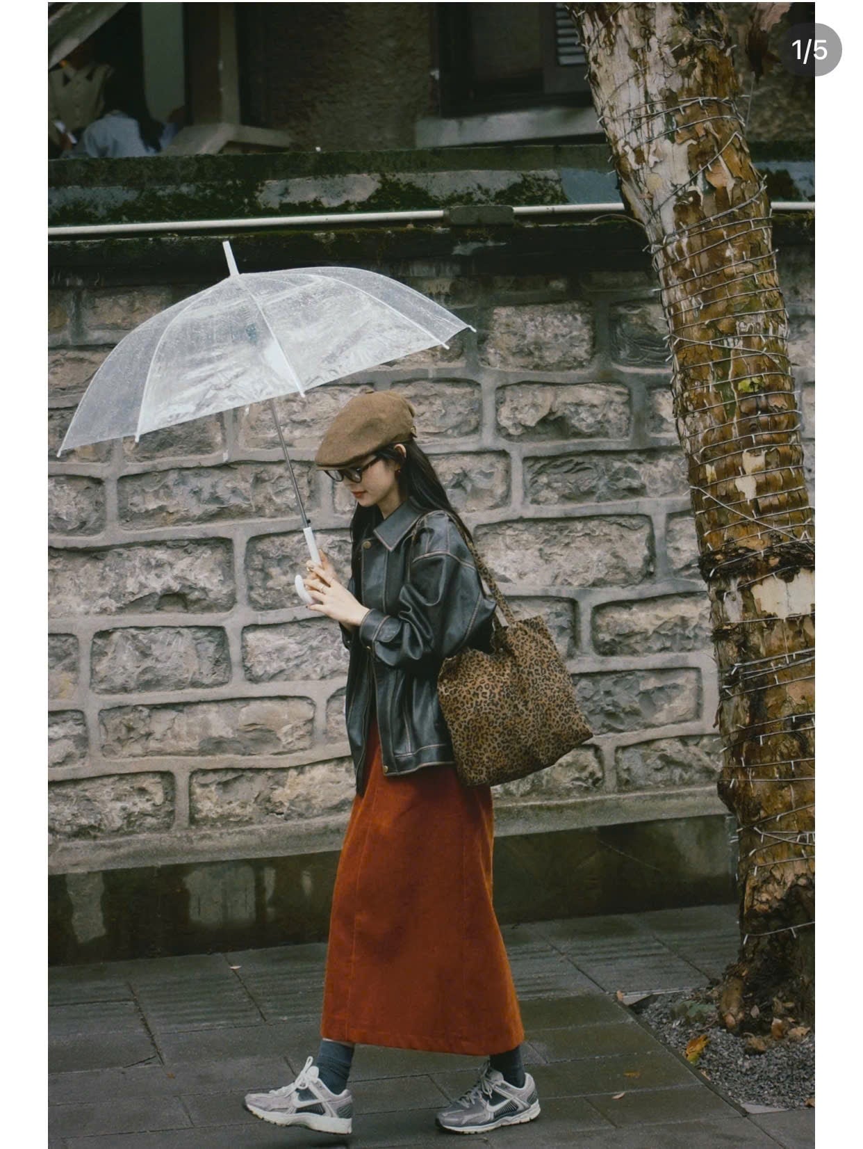 Phong cách retro với áo khoác da và chân váy nhung