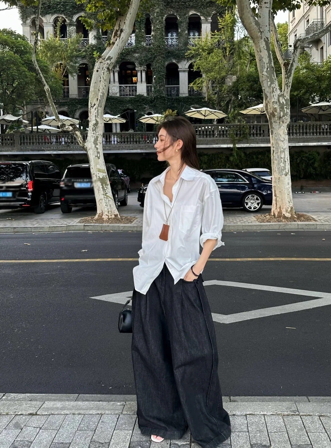 phối đồ với áo sơ mi trắng