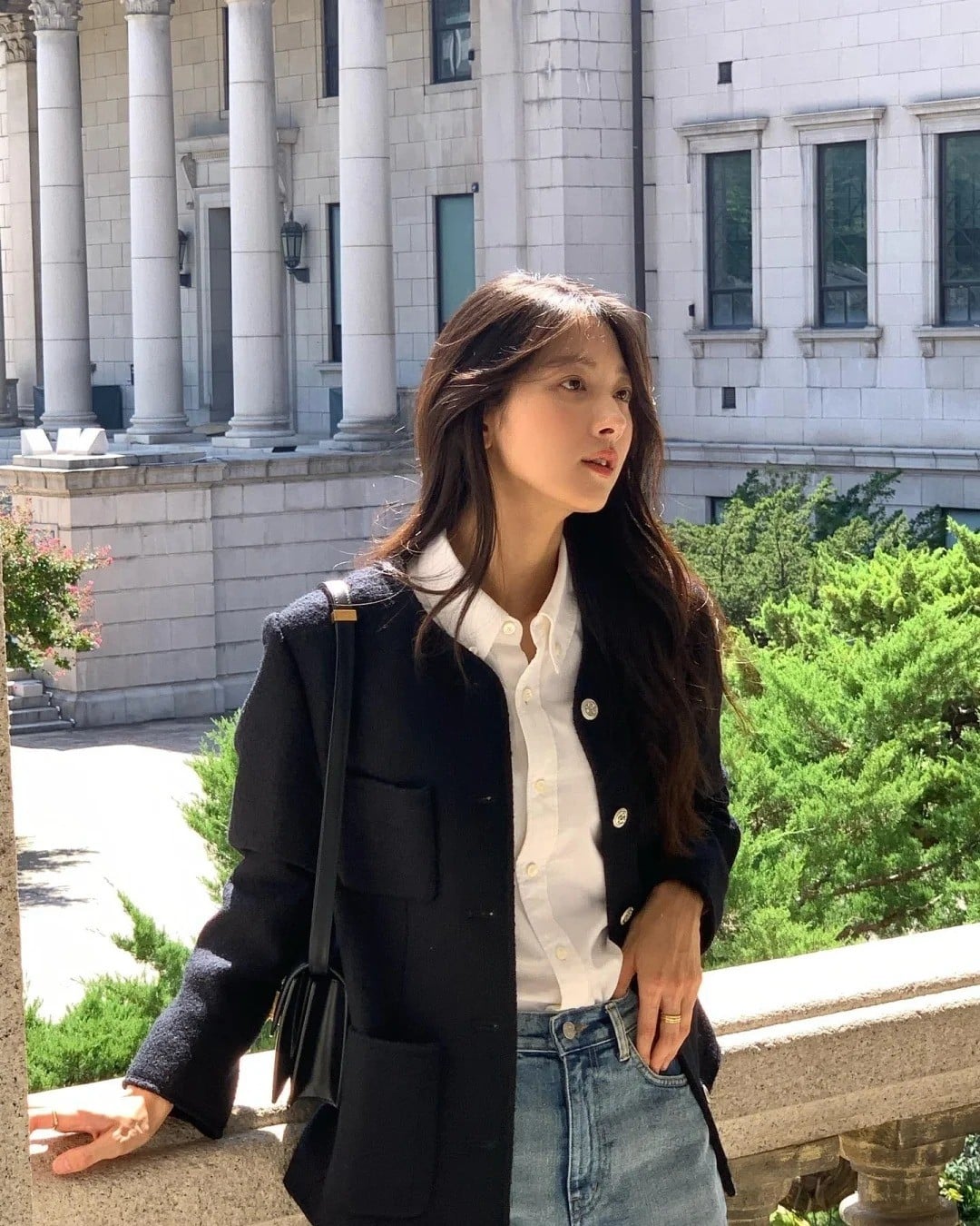phối đồ với áo sơ mi trắng