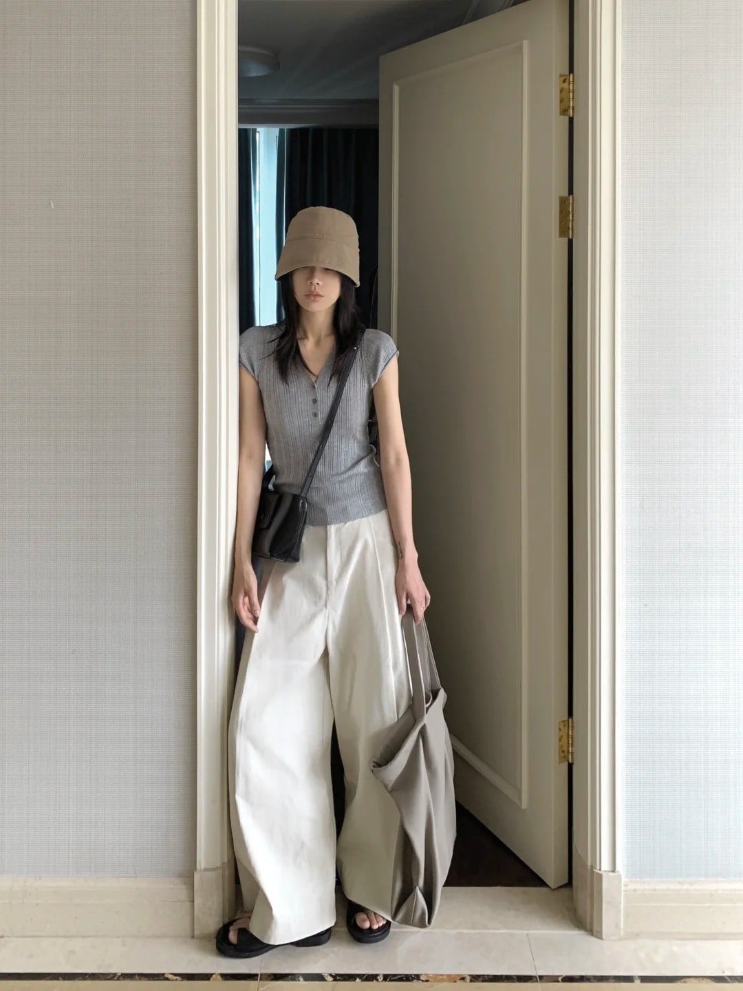 phối quần tây áo thun